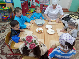 Воспитанники знакомятся с хлебом Воспитанники знакомятся с хлебом.