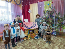 Дети прощались с елочкой до следующей зимы Дети прощались с елочкой до следующей зимы.