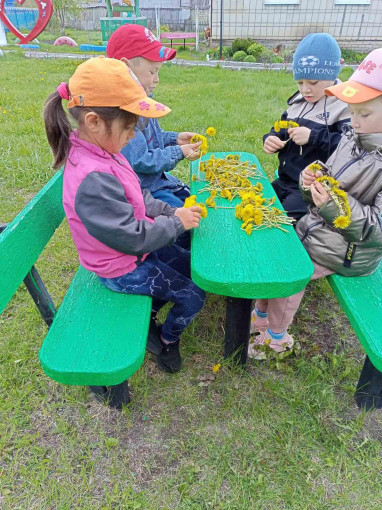 Воспитанники плели венки Воспитанники плели венки.